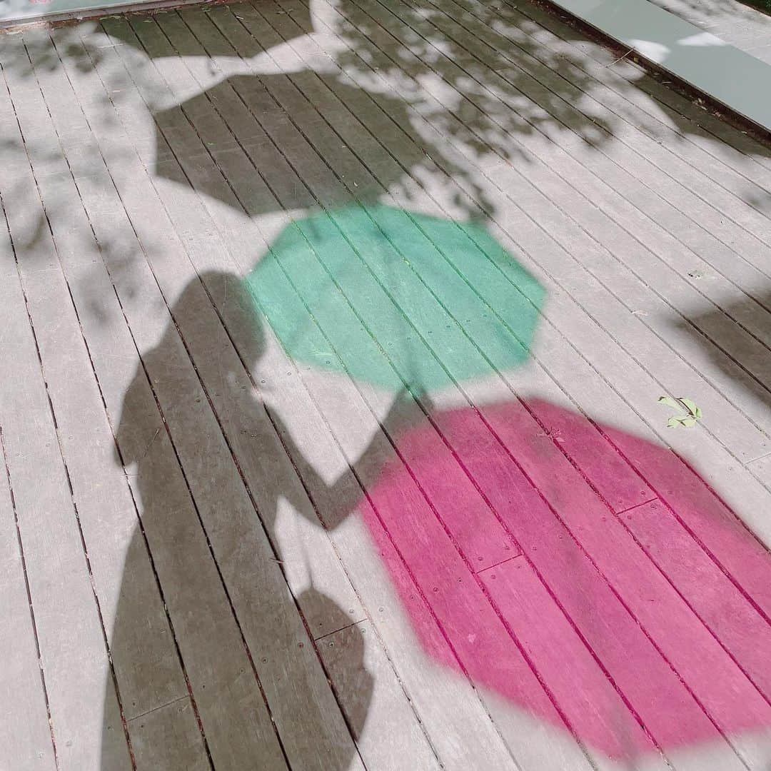 榎本温子さんのインスタグラム写真 - (榎本温子Instagram)「緑の傘の下もいいね💚  #ハルニレテラス #umbrellasky #umbrella #傘 #軽井沢 #karuizawa #声優」6月7日 20時50分 - atsuko_bewe