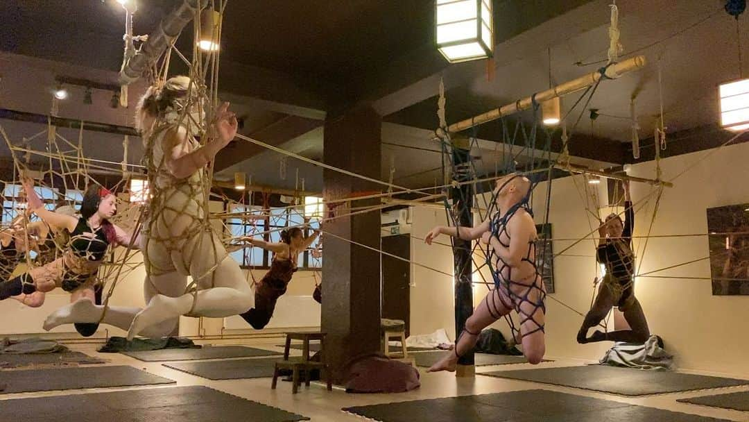 Hajime Kinokoのインスタグラム：「I taught this web shibari in Copenhagen. Venue @kinbakulounge  Model students model #learn #teach #art #artshibari #hajimekinoko #hajimekinokostyle #workshop #contemporaryart #modernart #enjoy #freedom」