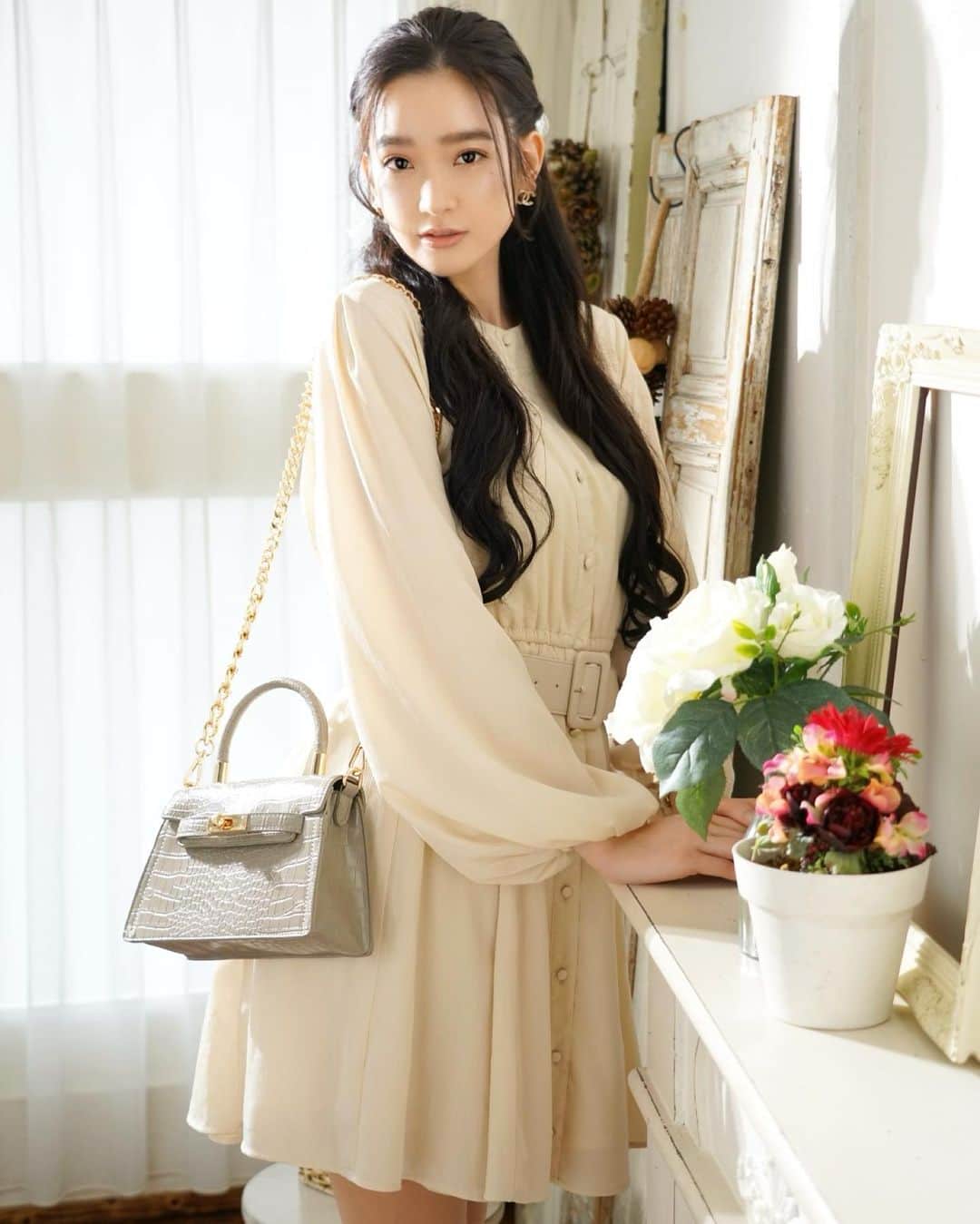 太田麻美のインスタグラム：「私服👗 dress,bag @darich_official   明日の10:25〜放送 日本テレビ『バゲット』 @baguette_ntv の水曜ランキングのコーナーにて映像でのモデルでチラッと出演予定です✨ ※生放送の為、変更の可能性もあります。 写真は関係ありません。  #fashion #ootd #outfit #dress #bag #darich #code #model #shooting #baguette #tv #私服 #ファッション #コーデ #ワンピース #ダーリッチ #ダーリッチコーデ #ハーフアップ #日本テレビ #バゲット」