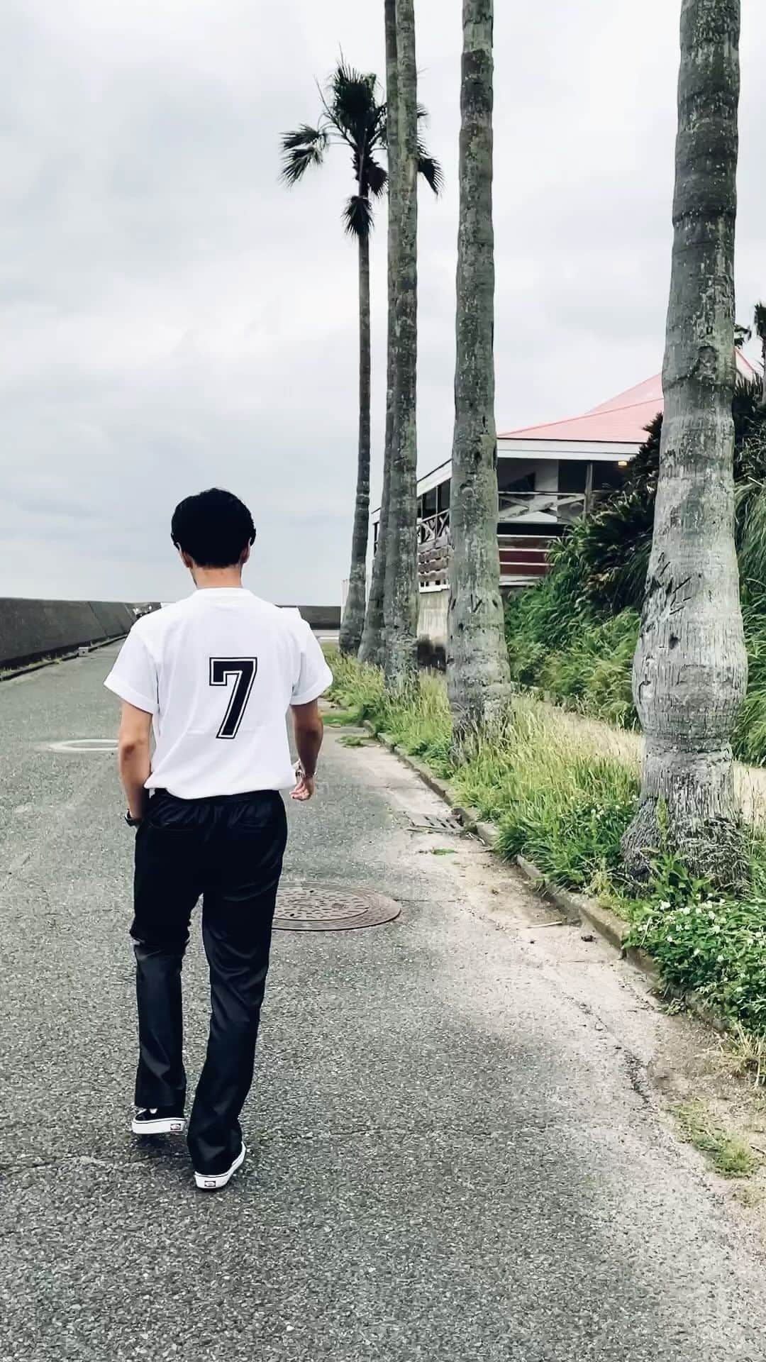 阿部大輔のインスタグラム：「7th anniversary teeを着て🤙🏽 やっぱり逗子はリフレッシュ出来るね！！ ㅤㅤㅤㅤㅤㅤㅤㅤㅤㅤㅤㅤㅤ ㅤㅤㅤㅤㅤㅤㅤㅤㅤㅤㅤㅤㅤ」