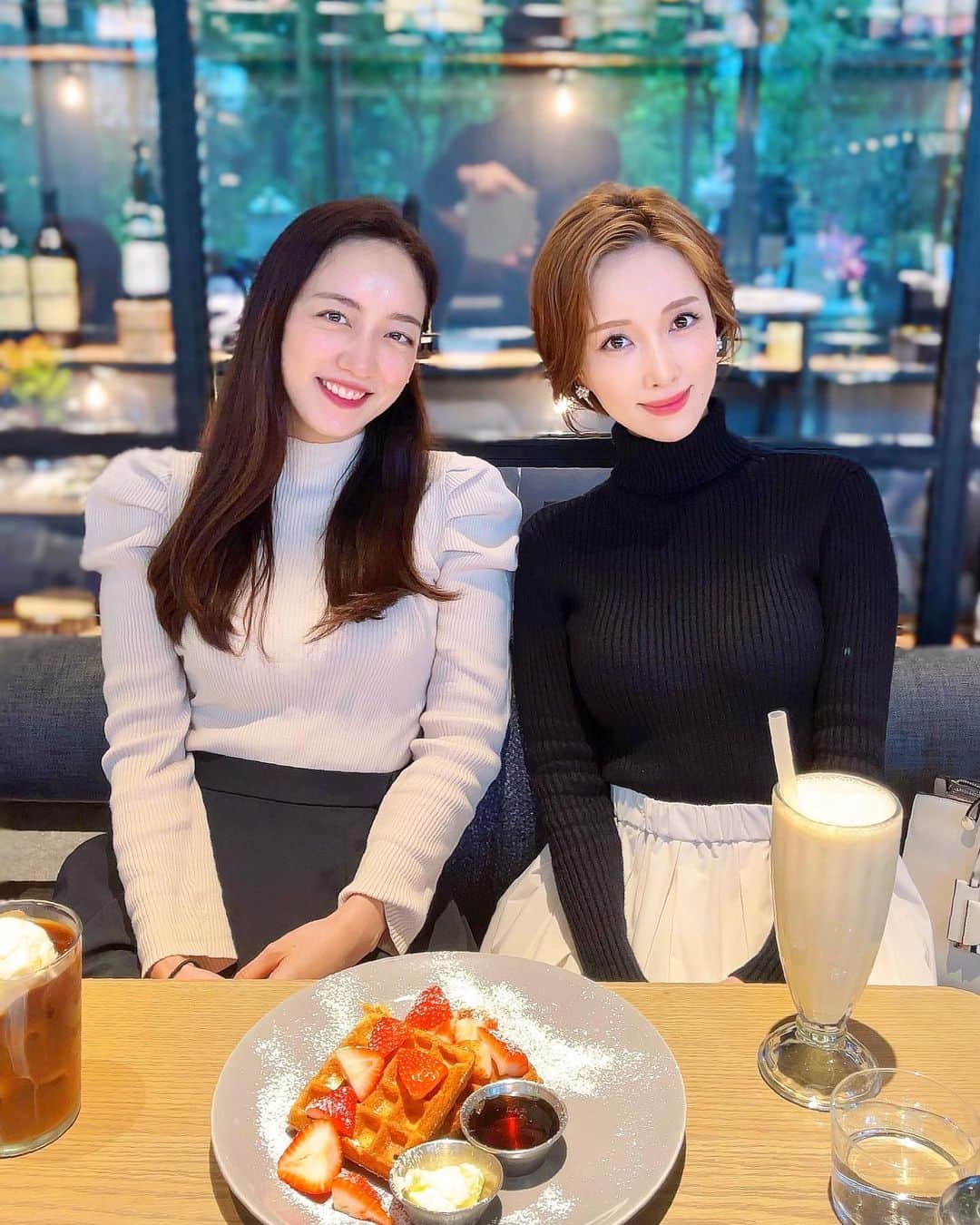 瀬戸早妃のインスタグラム：「もう20年近くの仲だね. これからもずっとよろしくね🥰 @leila___ni   ちなみにワッフル食べたのは… 私だけです🧇🍓笑  そう.食べて寝るが一番 眠れなくなった時が心の疲れのサイン🫧 サインを見逃さずに自分と向き合わねば  #20yearsfriendship」