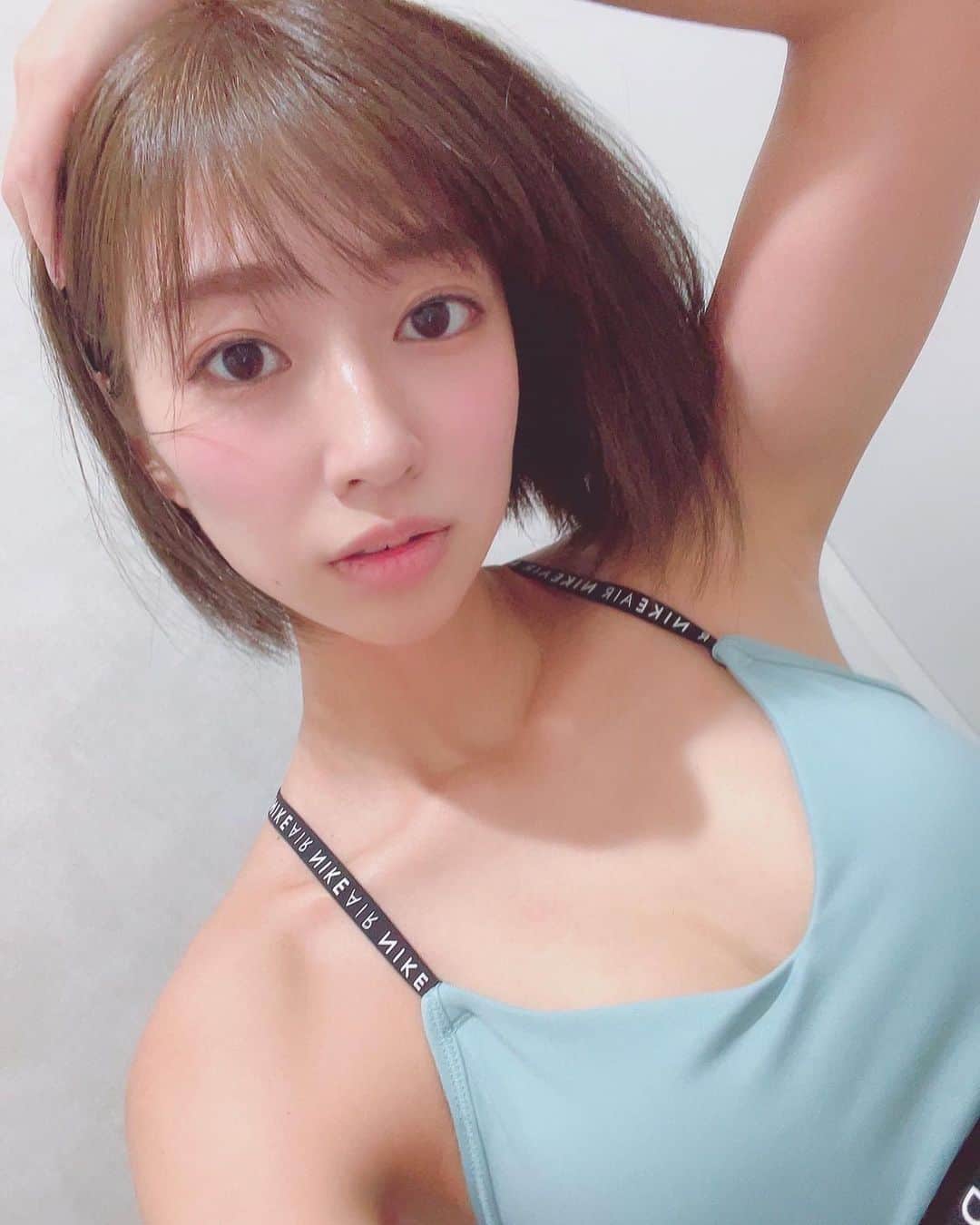 のインスタグラム：「🔥🦋🔥🦋  ジム！！！ 有酸素運動してきたよ！  初めてのバトルロープに興奮✨ お尻トレーニングも🍑  バトルロープ(ていうんだって!)はうわぁリールとかで見たことあるやつぅ！て思って、 実はこの日既に全メニューこなした後にわたしどんな感じで出来てる？と思って我儘言って撮らせてもらいました。 なんか違う感否めない🤣🤣🤣！！！ これ見た目よりキツいよ？！！  周りの皆さんも爆笑🤣🤣 お付き合いありがとうございました🙏🏻 辛さと達成感を共感💪🏻✨楽しかった〜♪ お疲れ様でした😊  @bondsgym_official  #gym #workout #training  all #NIKE #trainingwear #wear」