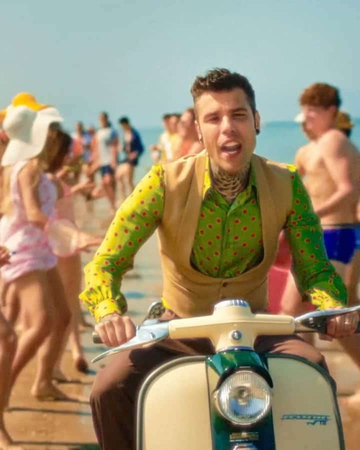 フェデスのインスタグラム：「LA DOLCE VITA il videoclip fuori ora su YouTube 🛵💨」