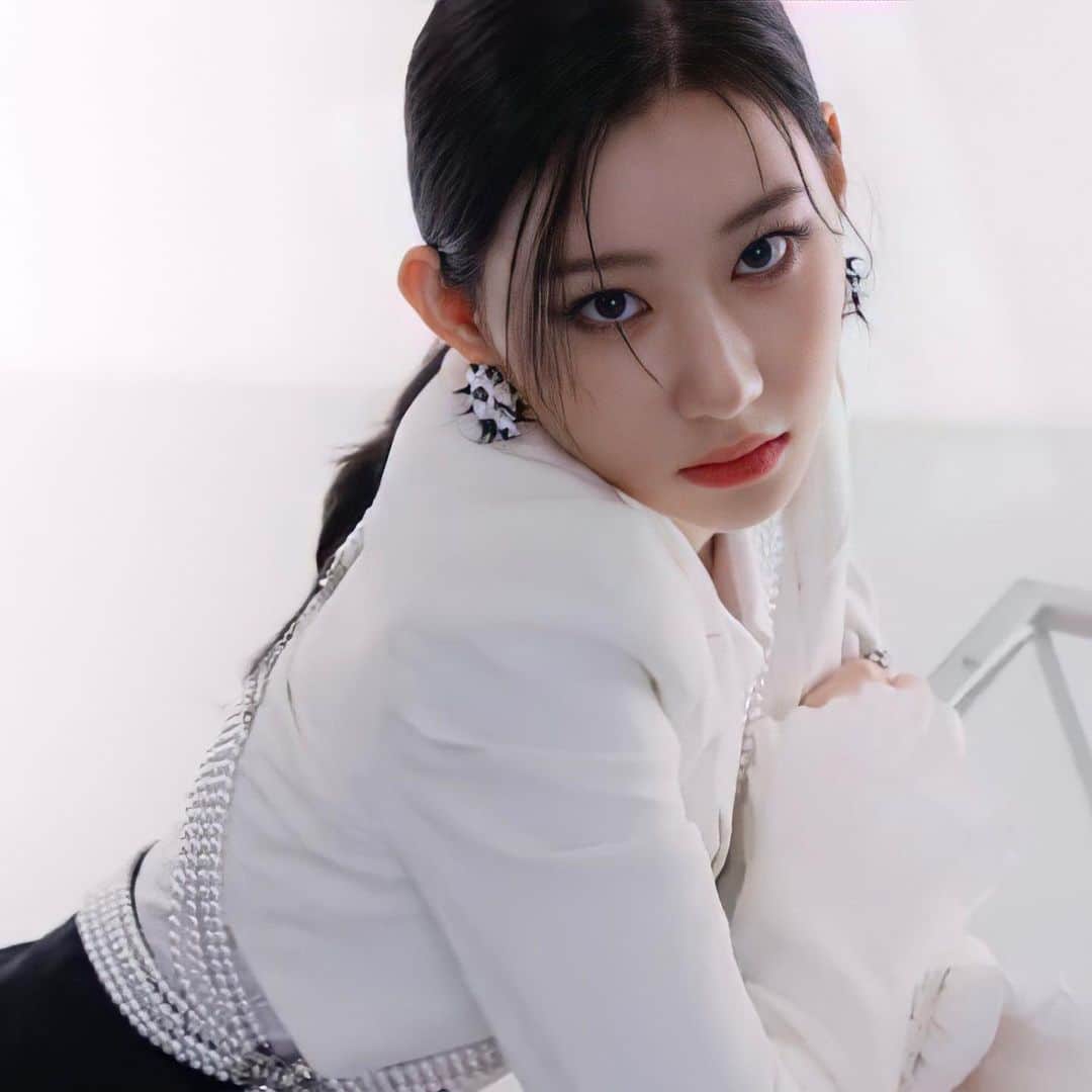 のインスタグラム：「LEE CHAERYEONG 🖤♟   𝐈𝐓𝐙𝐘 <𝐂𝐇𝐄𝐂𝐊𝐌𝐀𝐓𝐄> 𝐂𝐎𝐍𝐂𝐄𝐏𝐓 𝐅𝐈𝐋𝐌 𝟏 youtu.be/8lj_kXdUUJo  👑 ALBUM RELEASE 2022.7.15 FRI 1PM(KST) | 0AM(EST)  ♟ PRE-SAVE & PRE-ORDER itzy.lnk.to/CHECKMATE」