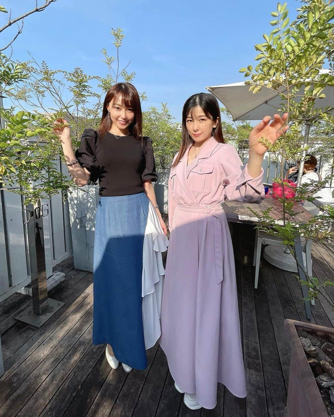 中川祐子のインスタグラム：「まだ梅雨入り前の 日差しが眩しい5月のある日☀️ みほちゃんとランチデート❤️ . エレノアの展示会で一緒に買った 新しい洋服を着て お互い見せ合いっこしたの☺️笑 . みほちゃん、ピンクのワンピース すごく似合ってるなー😍 キュートなイメージにピッタリ💕 . 私が選んだ服も もちろんめちゃ気に入ってるけど、 色はやっぱりクール系💙 . 淡いピンクとか可愛い系の色は お仕事の衣装で着ることはあっても 自分では滅多に買ったことがなくて…(笑) . どうしてもねー 黒とかグレーとかベージュとか、 明るくても白とかブルーの寒色系が好きで 選んじゃうのよね😅 . みほちゃんのワンピースを見て、 たまには私もそんな可愛らしい色を 着てみるのもアリなのかなーと思った… そんな矢先、 みほちゃんから素敵なプレゼントが！🎁 . ピンクトパーズの 天然石ネックレスだー💖 →写真3枚目 . みほちゃんは自身のオンラインショップ (ORGANIC & LOHAS AROMALIFE)で 色んな手作りの作品を販売してるとのこと！！ すごい✨器用だなー！ . 手作りのオーデコロンも もらっちゃった☺️💕 . そうか！ まずはアクセサリーから ピンクいいかも！！ . ピンクトパーズには 「未来への希望」っていう意味があるらしい✨ 嬉しいなー❤️ . そろそろピンクの運気(?)も 上げていかないと！ね♡ 😜w . . #ランチデート #新しい洋服で  #見せ合いっこ #elenore  #ピンクのワンピース #デニムスカート #アシンメトリー #オーガンジーフリル #ピンクトパーズ #天然石ネックレス #アロマ #ピンクの運気 ってなんだろ🤣笑 #小さな幸せ #大切な時間 #毎日感謝 #楽しく生きる」