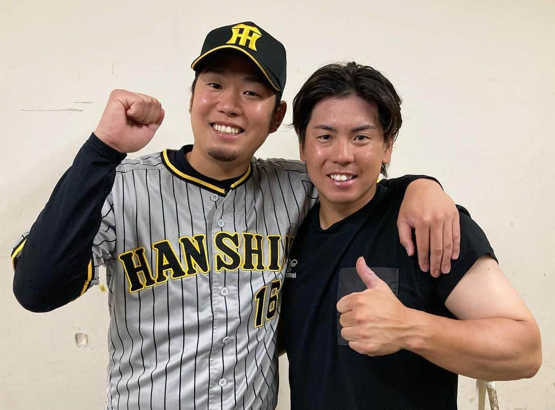 阪神タイガースさんのインスタグラム写真 - (阪神タイガースInstagram)「今日1軍復帰した梅野選手と、西勇輝選手とのバッテリーで1枚📸 #ナイスバッテリー  #西勇輝 選手 #梅野隆太郎 選手 #おかえりなさい  #阪神タイガース  #イチにカケル！」6月7日 21時37分 - hanshintigers_official