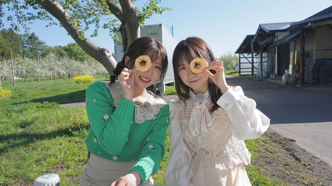 奈良未遥のインスタグラム：「・ ・ ・  🍎  『もりやま園』さんの  →干しりんご←  星形にくり抜いてあって お味ももちろんおいしかった〜  りんごの花を背にして 素敵なお写真◡̈  #ふわり愛　#青森　#弘前 #もりやま園　さん　#テキカカシードル #シードル　#テキカカアップルソーダ #りんご　#摘果りんご  こちらの干しりんごはもりやま園さんのオンラインショップからも GETできます☻  今夜のふわり愛もみてね」