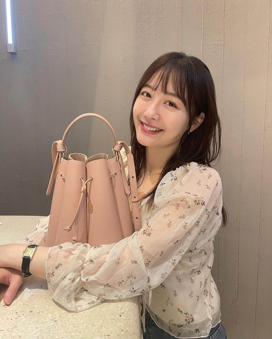 のインスタグラム：「. Thank you @polene_paris 💝  私らしいねと言われる桜色の、可愛いカヌレ型バッグ。 いくつになってもピンクをまとえる女性でいたいです🌸」