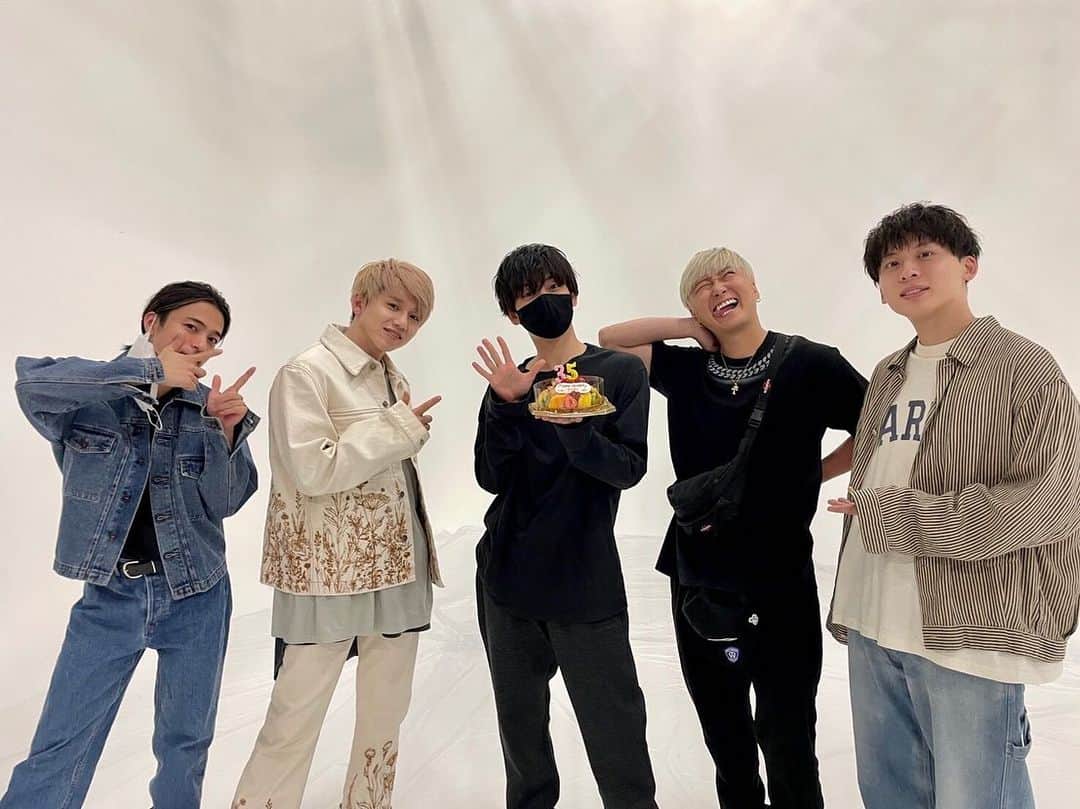 Da-iCEのインスタグラム：「1日遅れで"主役"をお祝いしました🥂」
