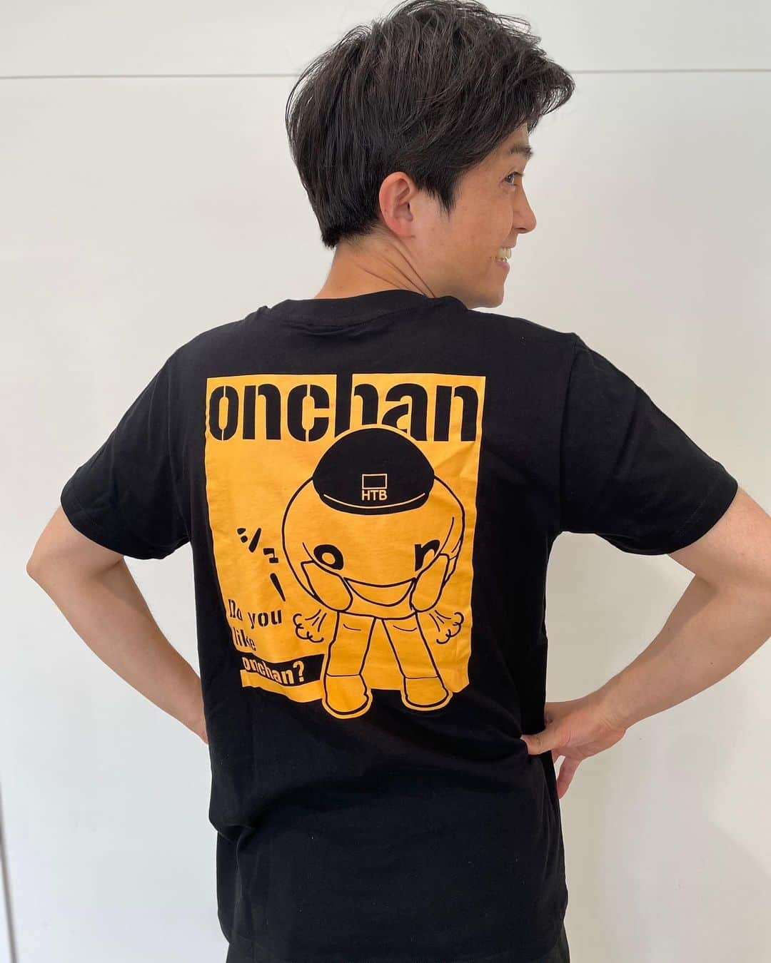 菊地友弘さんのインスタグラム写真 - (菊地友弘Instagram)「onちゃんTシャツが、あす午前9時から、「ファッションセンターしまむら」オンラインストアで予約販売開始！ 私が着ている絵柄の他にも2パターンあり、それぞれ2色展開。 全部で6種類になります。 私が着たのはLサイズですが、他にはM、L Lサイズがあります。 着ぐるみonちゃんのなんとも愛くるしい感じが個人的に気に入っています。  「しまむらオンラインストア」で予約できます。 予約終了は6月12日午後11時。 onちゃんTシャツを着て、この夏を満喫しませんか？ #htb #しまむら #onちゃん  #tシャツ #着ぐるみonちゃん  #菊地友弘」6月7日 22時20分 - htb_kikuchitomohiro