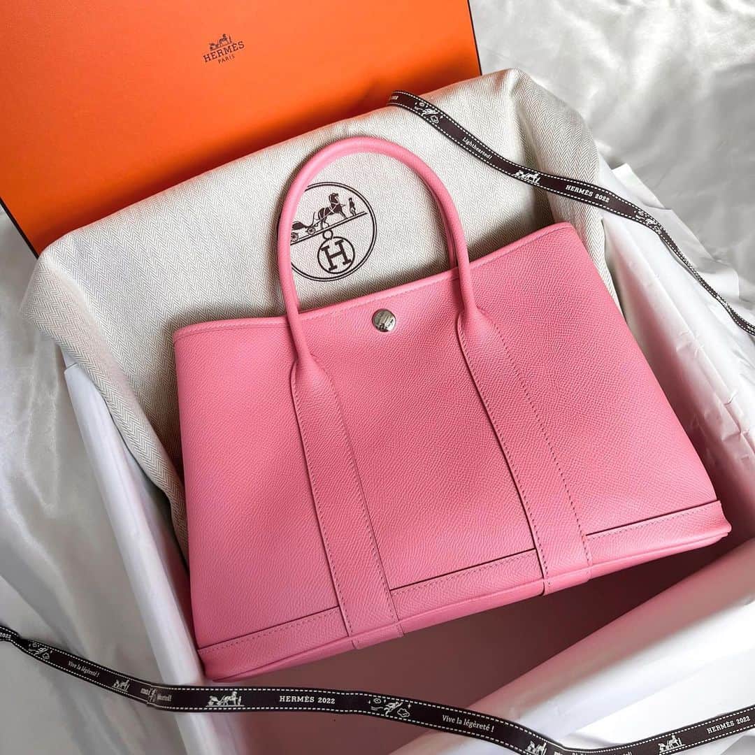 甲村仁絵さんのインスタグラム写真 - (甲村仁絵Instagram)「がーでんぱーちー👜 ピンクのバッグ欲しいなーと思ってた所に 舞い降りてきました🦩💗 ガシガシ物入れられて使いやすい🥰  #HERMES #ガーデンパーティー　#gp」6月7日 22時26分 - hitoe_style