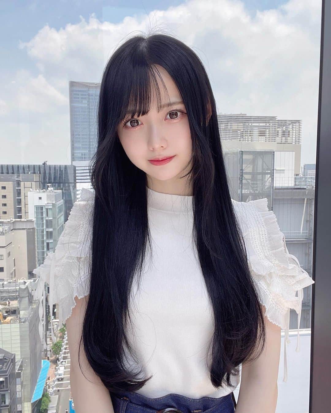 のインスタグラム：「黒髪どうですか？？(⸝⸝⸝ᵒ̴̶̷̥́ - ᵒ̴̶̷̣̥̀⸝⸝⸝)  ロングヘア頑張ってるので(いつも言ってるけど🥹) ほめてください！(みんなの愛で頑張れる🫶)  ちょっとカットして 透明感増し増しにしてもらいました🪄 @kyohei_konishi さん ありがとうございます🫧  透明度増して見えてますように🙏🤍  #コニタンカット #地毛風カラー #ロングヘア #透明感 #透明感カラー #トリートメント #黒髪 #暗髪 #snidel #スナイデル #大人女子 #大人コーデ #cutegirl #kawaiigirl #japanesegirl」