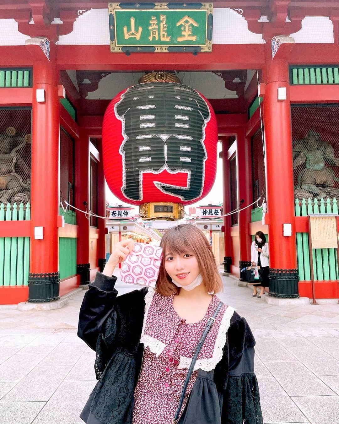 南茉莉花のインスタグラム：「浅草やっぱり好きだなあ バスガイドしてたの思い出す🫶🏻 亀十のどら焼き買いました⛩  #浅草 #雷門 #亀十 #浅草観光#ショートヘア #アイドル #ボブ #japan #japanesegirl #idol #tbt #instadaily」