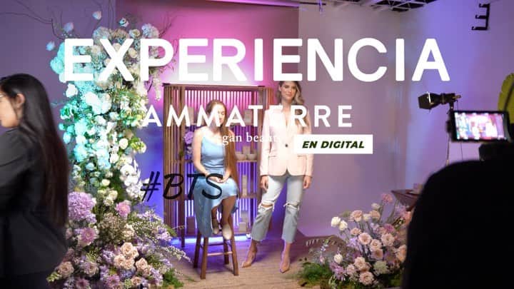 ステファニア・フェルナンデスのインスタグラム：「¿Ya tienes tu experiencia Ammaterre en digital? 👇🏻  Cuando le comentamos a @proplannerevents lo que queriamos hacer con nuestra marca no dudaron en un segundo en decirnos que sí para planificar una EXPERIENCIA AMMATERRE en DIGITAL de alta calidad y planificación.   Cada detalle de esta producción está altamente cuidado y organizado con mucho amor y pasión para ustedes.   Acá vemos parte del equipo @carmelinaruvolo @rigomora en acción inyectándole profesionalismo a este proyecto.   Si aún no han adquirido este producto está disponible en: www.ammaterre.com   ¿Qué contiene? 5 videos en alta calidad explicando historia de nuestra fundadora @stefaniafernandezk, historia de la marca, explicamos la forma para aplicar los productos, explicamos el por que no te funcionan las rutinas y que estas haciendo de forma incorrecta, también hablamos de productos veganos sin parabenos y libres de crueldad , guía de estudio etc. Incluye una caja con nuestros productos en tamaño viajero, postal y banda para el cabello.」