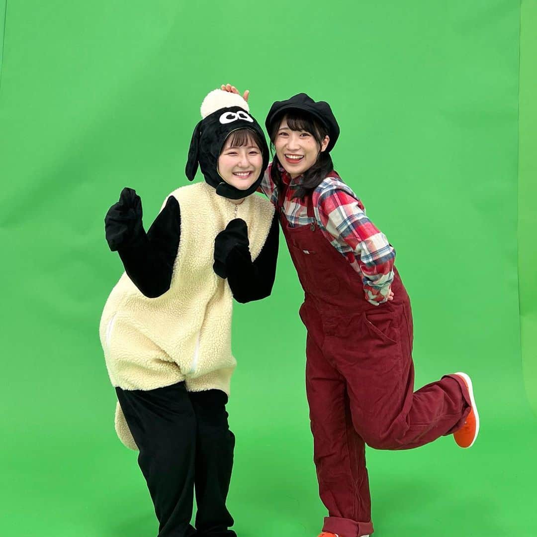 加藤一華のインスタグラム：「. なるがショーンになっちゃった🐏🌟  #ひつじのショーン #shaunthesheep  #ボンボンアカデミー #コスプレ #なるショーン可愛すぎやろ #四足歩行か二足歩行か迷ってた🤣 #私は牧場主さん🐄🐏🌱笑」