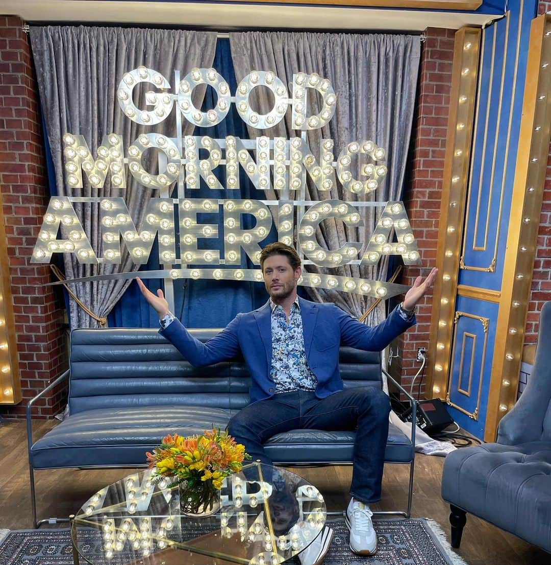 ジェンセン・アクレスのインスタグラム：「Fun morning in NYC. Thanks @goodmorningamerica and @livekellyandryan for the chat. Sorry for the explicit spoilers 🤭!!!」