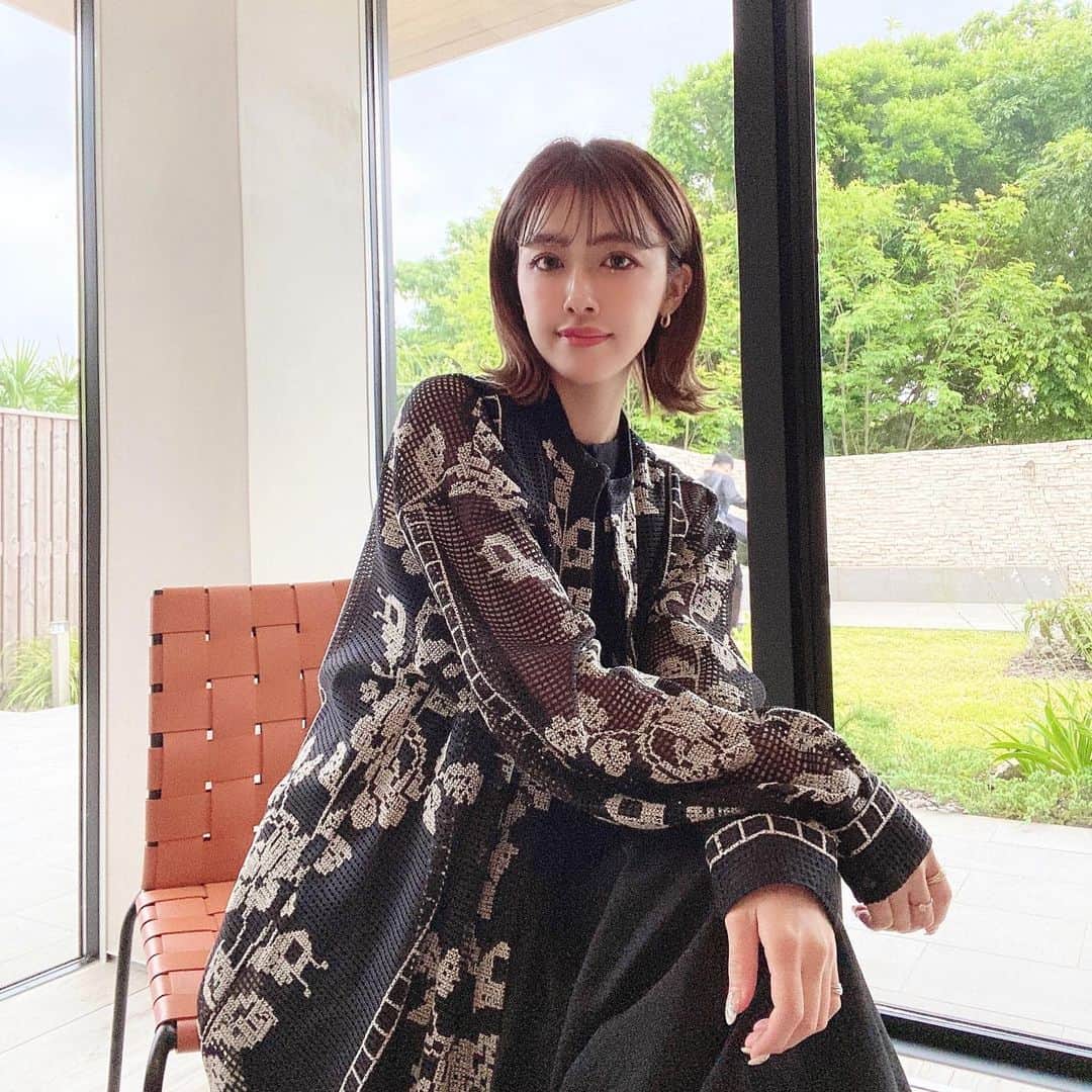 夏焼雅のインスタグラム：「news📯  6/30(木)「生配信！ハロー！プロジェクト・キッズ20th ANNIVERSARY ～これからもがんばっちゃえ～」  開催決定〜🎉🎉🎉  Berryz工房の18th ANNIVERSARY配信をやった際にキッズ20周年もみんなでお祝いしちゃう？？🎉 みたいな流れになり、、3人で盛り上がっちゃって〜😂 スタッフさんや°C-uteメンバーに提案をしてみたところ、、、 話が通りました〜👐🏻💕💕💕  ベリ会の配信を見てくれていた方の中にはそんな事も話してたな〜って覚えてた人もいたかな？？🤭💭  あの時の配信で盛り上がって話していた事が、 今回実現できて本当に嬉し〜🥹💕 6月30日当日はキッズの頃の思い出や面白い企画もあるはずよ〜ん🤫 配信でしか聞けない話もきっとあると思うのでお楽しみに〜🤍　 とにかくみ〜んなで語りまくる夜だから！！！！笑　 予定してる時間内に終わらなそ〜www🤣  ●生配信開始時間：2022年6月30日(木)21時30分～22時30分予定  ●申込・支払期間 : クレジットカード決済の場合 : 2022年6月7日（火）16時～7月4日（月）21時 コンビニ支払いの場合 : 2022年6月7日（火）16時～7月4日（月）18時  ●出演：#須藤茉麻・#夏焼雅・#熊井友理奈・#矢島舞美・#中島早貴(リモート出演)・#鈴木愛理     私服♡ @amerivintage  ・MEDI CROSS STITCH LIKE SHIRT ・MEDI 2WAY CURTAIN ROMPERS #みやふく   #20thanniversary  #ハロプロキッズ  #ベリキュー  #生配信」