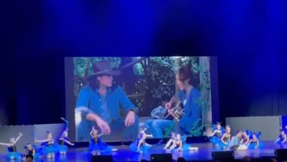 ビリー・レイ・サイラスのインスタグラム：「A friend sent this clip to me today from a recent school recital. It stood me still. Could’t help but think of Uvalde, Sandy Hook, Parkland and unfortunately the list goes on and on. Tragically too many to name. So many young children who will never get to dance their dance... sing their song. #EnoughIsEnough」