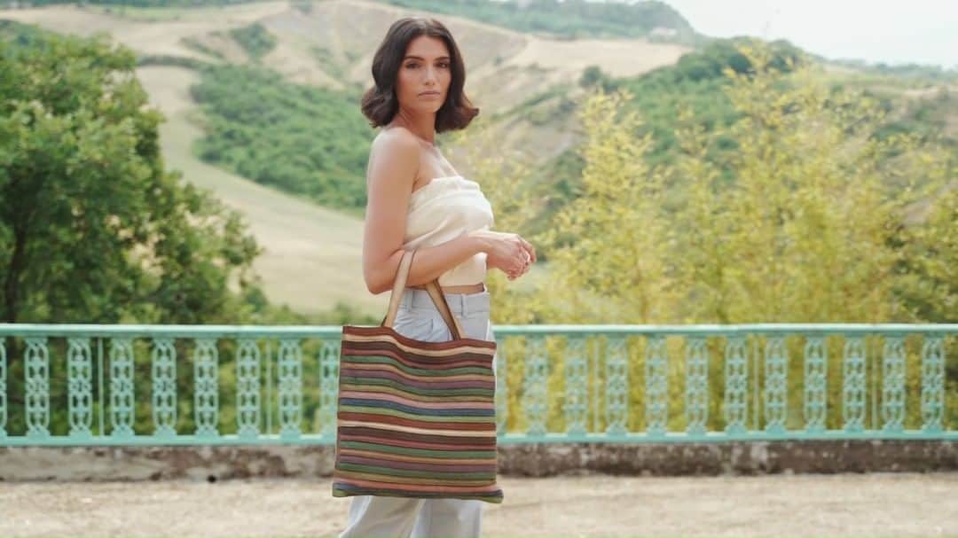 のインスタグラム：「L’estate, i colori, la fantasia. La bag Napoli protagonista dell’estate.  Summer, colours and fantasy. The Naples bag protagonist of the summer.  #caterinalucchi #caterinalucchigold #caterinalucchibags #napoli #shoppingbag #collection #ss22 #madeinitaly #italianleather #elegance #feminine」