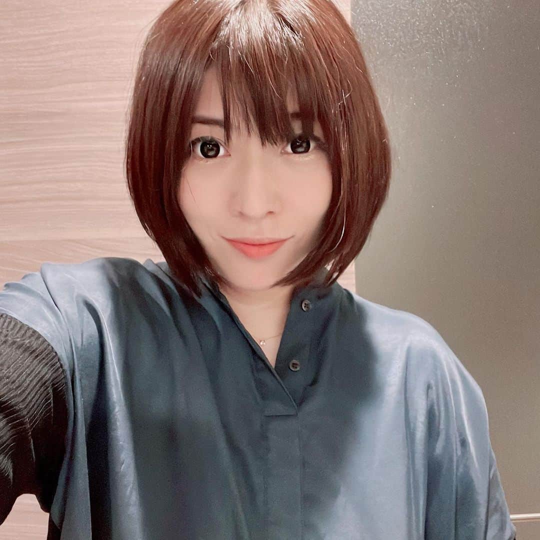 鈴華ゆう子のインスタグラム：「皆様、お誕生日のお祝い本当にありがとうございます。 一日を通して沢山の方から温かいメッセージを頂き、こんなに多くの方に支えられて私は生かされていると改めて実感し、感謝が溢れました。 またひとつ歳を重ねました。見た目は老けていくのは当然ですが、生きた分だけ増えたシワを、人生を彩る印としてみせて行きたいと思います。 精一杯、笑いジワを作っていきたいと思います。 鈴華ゆう子、今年も生き様を晒していきますが、何卒よろしくお願い致します。 本日より、ゼロからのスタートという気持ちでソロ活動において新プロジェクトも始まりました。 @suzuhana_musicflorist まずは是非Followお願い致します。 今日から毎週火曜19:00に私が作詞作曲した曲を届けるアカウントです。クリエイターチームと作り上げる世界観を楽しんで頂けましたら嬉しいです。 初心に返り、これからじっくり大切に育てて行きたいプロジェクトなので、長い目でお付き合い頂ければ光栄です。一緒に成長を楽しんで下さい！ https://suzuhana.lnk.to/music_florist   #鈴華ゆう子  #yukosuzuhana  #和楽器バンド  #Wagakkiband  #suzuhana_musicflorist」
