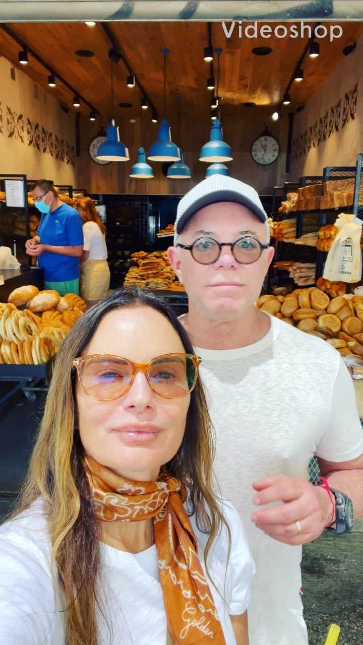 ガブリエル・アンウォーのインスタグラム：「Feasting, local style #Israel22 @shareefmalnik @davidka76 @rossbelfer」