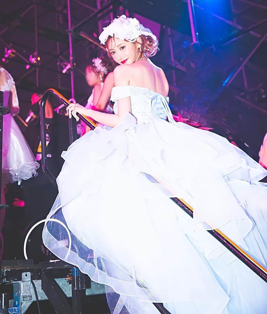 明日花キララのインスタグラム：「BACK STAGE💠 TIKAさんのステージ皆様ほんとキラッキラしてて 可愛かったなあ👸🏼顔面偏差値異常。  美味しいご飯食べれたし福岡とっても楽しかった🍣 またすぐ行きたい」