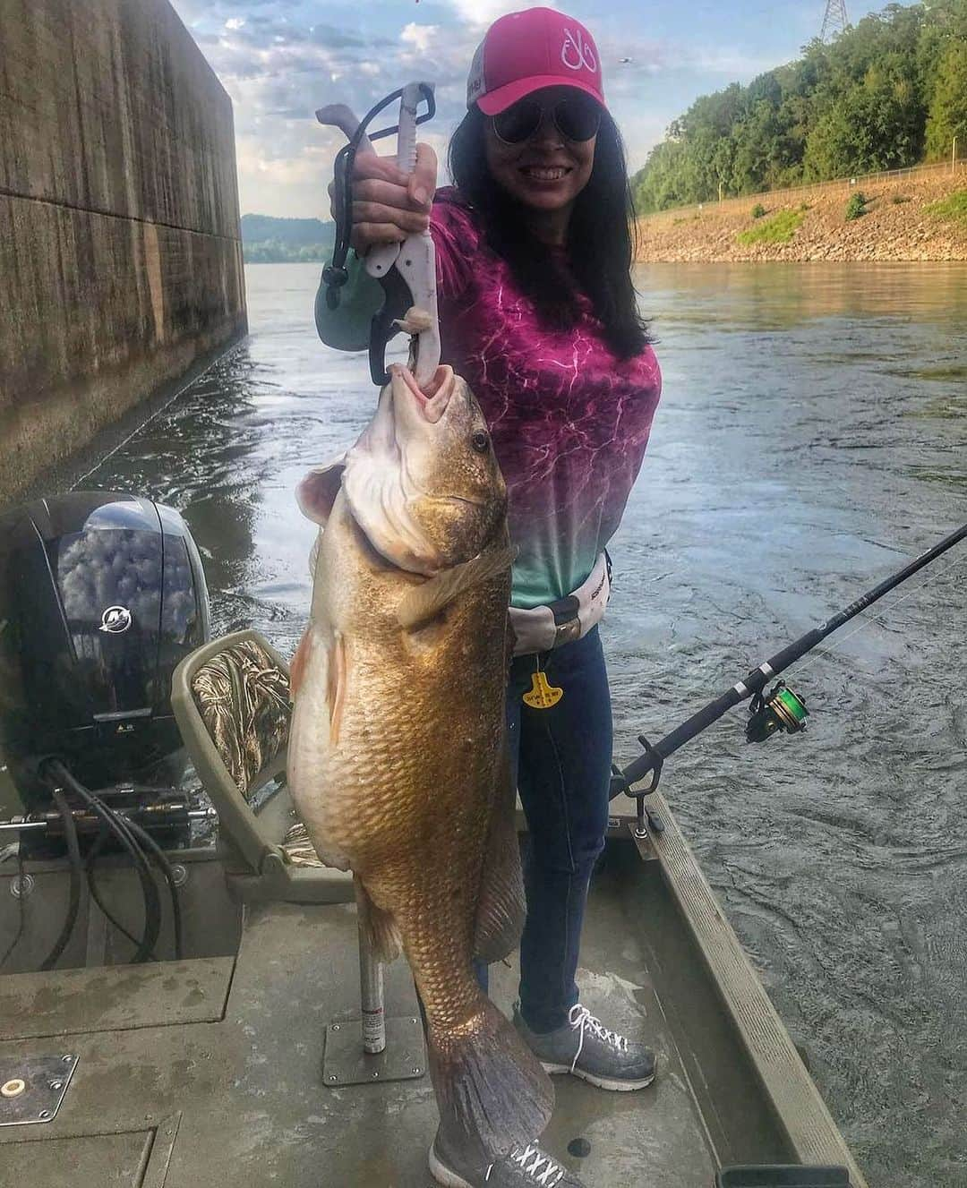 Filthy Anglers™のインスタグラム：「Our friend Cynthia @cynthia_allgood79 bangin’ on the drums today! Beautiful fish, you are Certified Filthy www.filthyanglers.com #fishing #angler #outdoors #drum #drumfish #filthyanglers #girlswhofish」