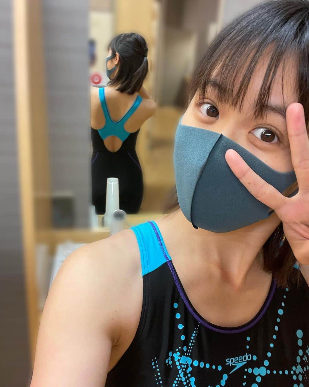 VANRIのインスタグラム：「☺︎< I resumed swimming.   中学生ぶりの競泳用水着。 マタニティスイミングに通ってマイナートラブルがなくなったので 産後の肩凝り腰痛などのトラブルも水泳で改善するしかない！ と思いまた通い始めました。  泳げない人も、すでに不調が出ている人も 水の中を歩くだけで全身運動になるし 浮力があるから負担軽減されて本当に良きですよ✨  #やっぱりspeedo #ハイレグが懐かしい #speedo #swimwear #swimsuit」