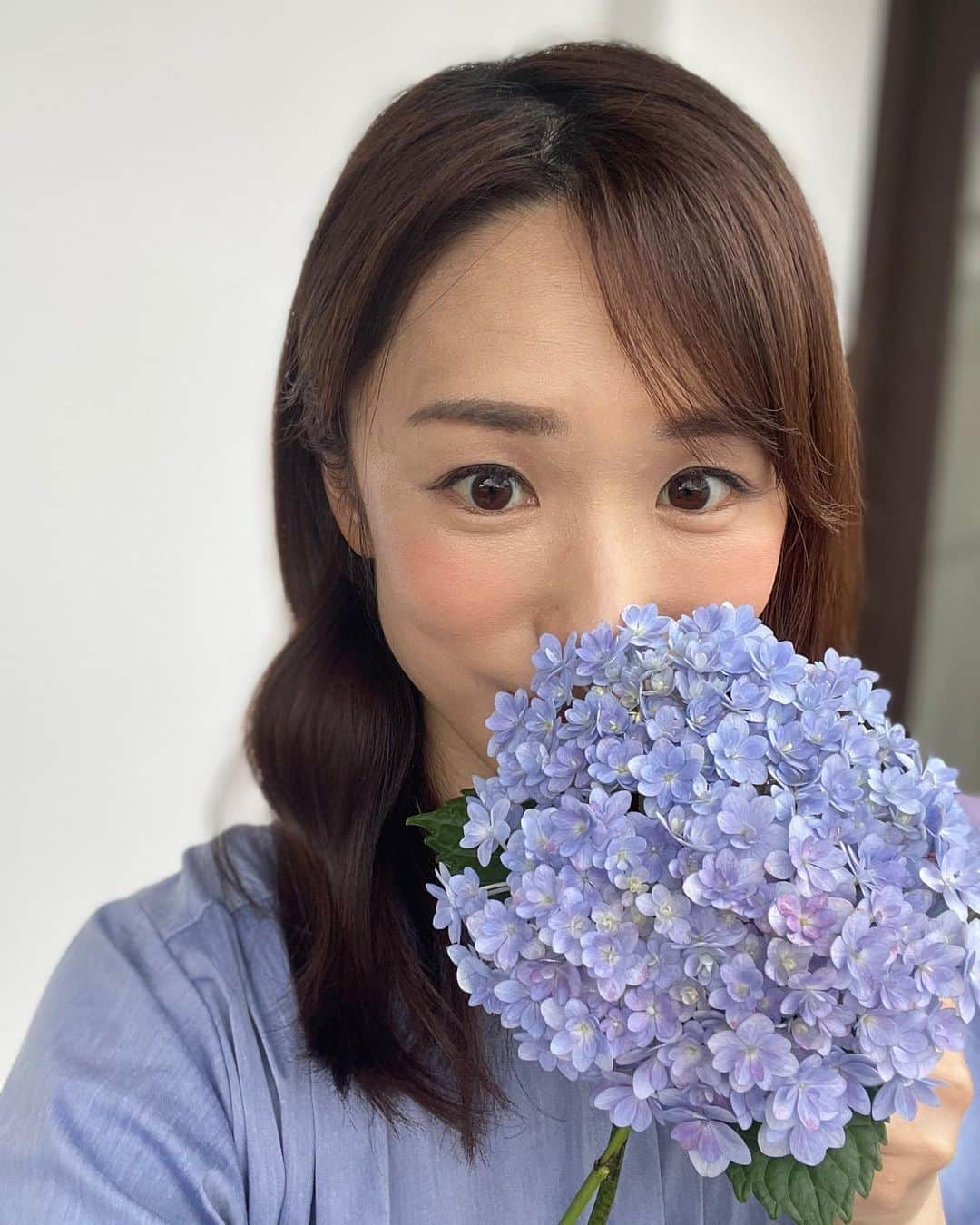 堂真理子さんのインスタグラム写真 - (堂真理子Instagram)「私服のワンピースが、紫陽花と同じ色でした👗 紫陽花のような淡い色、大好きです😍   #今日 の  #私服   #紫陽花 と  #同じ色  #前髪 が  #伸びました  #堂真理子 #テレビ朝日 #アナウンサー」6月8日 12時10分 - mariko_do