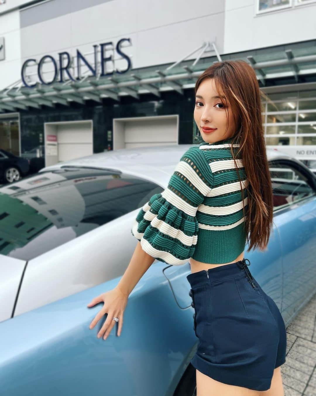 のインスタグラム：「Goodbye for a while! @rollsroycecars   久しぶりに履いたハイウエストのパンツぶかぶかになってた🥺 いま大好きな甘いものをやめてるの むくみと血糖値爆上げからの爆下がりによる空腹にもさよなら👋大好きなSweetsは罠がいっぱいだね🥹💕  #rollsroyce #rollsroycewraith #luxurycars #ロールスロイス #ロールスロイスレイス #dior #mrselfportrait」