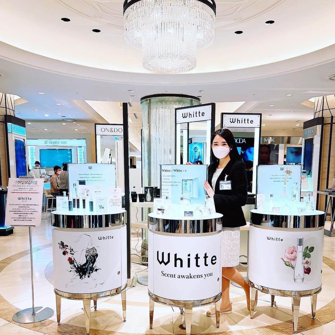 のインスタグラム：「J-beauty selection 今日から🤍🖤🤍🖤  阪急うめだ本店２階の中央 きれいきれいスタジオにて始まりました〜！  ◆フレグランス６種 ◆一輪挿しディフューザー ◆ドームフレグランス🆕‼︎ ◆クリーム＆オイル ◆ハンドフレッシュナー  わたしもずっと大阪にいますのでぜひ遊びにきて下さいー♪  ❤︎ INSTALIVEみてね 今日８日20:30頃〜 @hankyubeauty 明日９日09:10頃〜 @whitte_official」