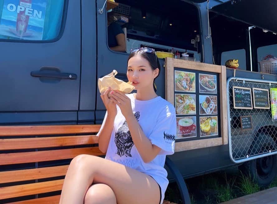 のインスタグラム：「さまーたいむそ☀️🌊 SUP前に腹ごしらえ🥪️🏄‍♀️ 梅雨前の貴重な晴れ間やったー！  👕:@marrionapparel   #serenityinmurder   #レースクィーン  #マリアパ  #MarrionApparel」