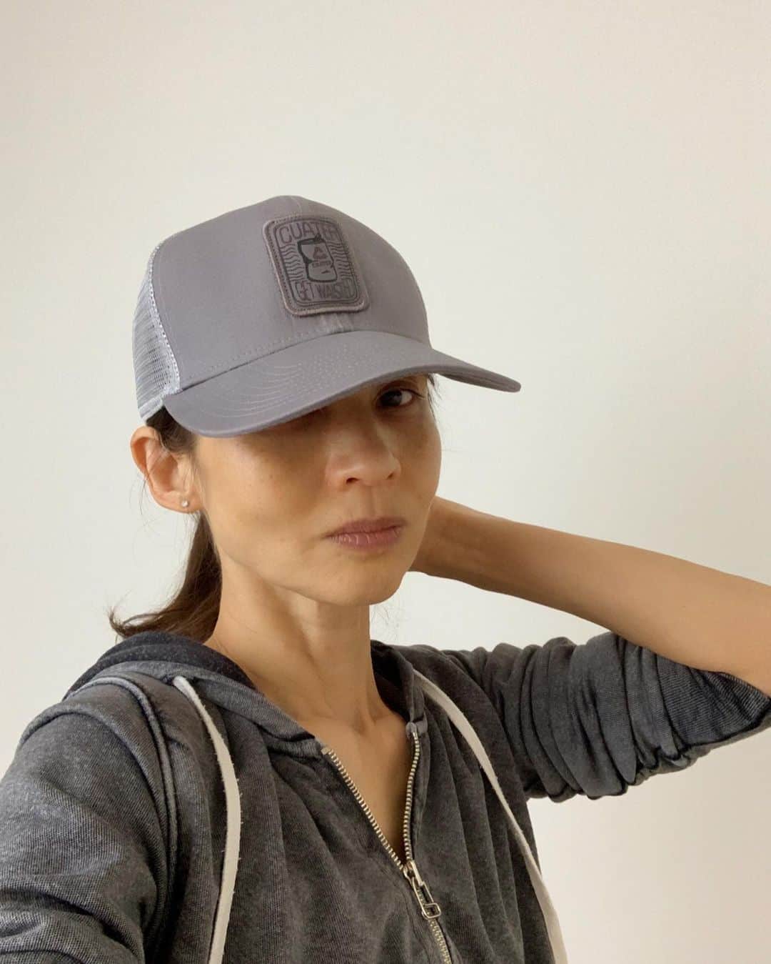 花田美恵子のインスタグラム：「8ヶ月ぶりのハワイで買ったものは...  1枚目...お散歩用キャップ🐕 @nordstrom  Saleで$12くらいでした  2枚目...まつげ育毛剤 @sephora  自まつげ派です 娘が「これ良いよ」って教えてくれたので✨ 3か月用と6ヶ月用があったのですが 次はいつハワイに行けるかわからないので、6ヶ月用😭 たぶん＄130くらい  3枚目...ミュール @nordstrom  こちらもSaleで＄100くらい 洋服もサンダルもハワイのお家に置きっぱなしにしたものがあるから〜と思って何も持ってこなかったので、ディナー用に現地調達👡 思ったより可愛かったので日本に連れて帰りました😊  4枚目...ハワイアンクラフトビール　HANALEI @target  お家でワンコとお留守番してくれてた彼にお土産 ハワイにいた頃、週末2人で1本を分けて飲むのが楽しみでした🍻 パッションフルーツとグアバとオレンジが混ざっていて2人のお気に入りでした  5枚目...ハワイアン焼酎〜波花〜 @hawaiianshochucompany  販売中の No.18は焼酎蔵からも近いMokuleia という場所でとれたお芋を使っているそうです 彼のお父様にちょっと早い父の日のプレゼント🎁  お買い物の時間なんてほとんどなかったのに 無駄がなくて、よいお買い物ができたと自画自賛😎  #hawaii #shopping #gift  #ハワイ #お買い物 #ショッピング #円安」