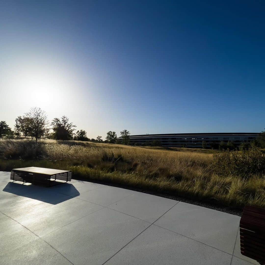 林信行のインスタグラム：「I have visited Apple Park (Apple HQ) for #WWDC22 !  コロナ禍に入ってから２年半ぶりに訪れた海外はカリフォルニア州Cupertino市のApple Park=アップル本社。 (Milan Design Week参加の方々、ミラノでお会いできず申し訳ありません。また来年！)  これまで写真撮影禁止だったFoster+Partners建築のRing Building（リング状の本社ビル）が30年以上通っているWorldwide Developers Conferenceの会場となり開放され写真撮影もokでした！  ビデオ上映という形で行われたWWDC基調講演会場には、広島県のマルニ木工がアップルに納品した6000脚のHiroshima Chairの一部が並べられており壮観でした。  WWDCイベントではiOS、iPadOS、watchOSそしてmacOSの最新版の詳細を発表。 さらにはMac人気をかつてないほど引き上げたアップル社製プロセッサの２世代目「M2」と、それを搭載した新MacBook Airも発表されました。  会場では３年近く会っていなかったアップル社の重役や、海外の開発者友達とも久しぶりに再会できました。  現在、ITmedia PCUSER他の記事を鋭意製作中です。  しばらくそのままお待ちください…  #ApplePark #WWDC22」
