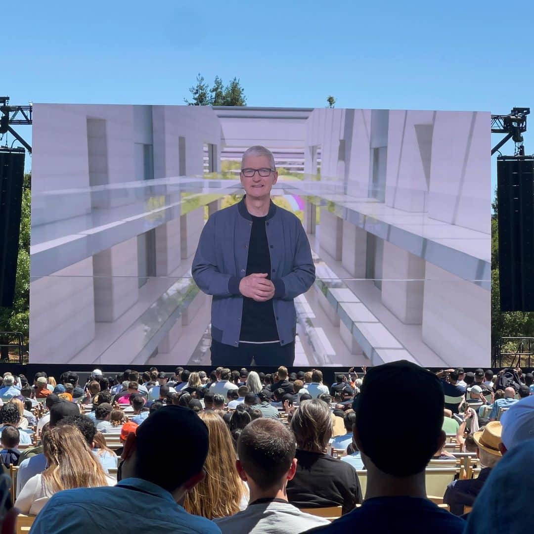 林信行さんのインスタグラム写真 - (林信行Instagram)「I have visited Apple Park (Apple HQ) for #WWDC22 !  コロナ禍に入ってから２年半ぶりに訪れた海外はカリフォルニア州Cupertino市のApple Park=アップル本社。 (Milan Design Week参加の方々、ミラノでお会いできず申し訳ありません。また来年！)  これまで写真撮影禁止だったFoster+Partners建築のRing Building（リング状の本社ビル）が30年以上通っているWorldwide Developers Conferenceの会場となり開放され写真撮影もokでした！  ビデオ上映という形で行われたWWDC基調講演会場には、広島県のマルニ木工がアップルに納品した6000脚のHiroshima Chairの一部が並べられており壮観でした。  WWDCイベントではiOS、iPadOS、watchOSそしてmacOSの最新版の詳細を発表。 さらにはMac人気をかつてないほど引き上げたアップル社製プロセッサの２世代目「M2」と、それを搭載した新MacBook Airも発表されました。  会場では３年近く会っていなかったアップル社の重役や、海外の開発者友達とも久しぶりに再会できました。  現在、ITmedia PCUSER他の記事を鋭意製作中です。  しばらくそのままお待ちください…  #ApplePark #WWDC22」6月8日 5時49分 - nobihaya