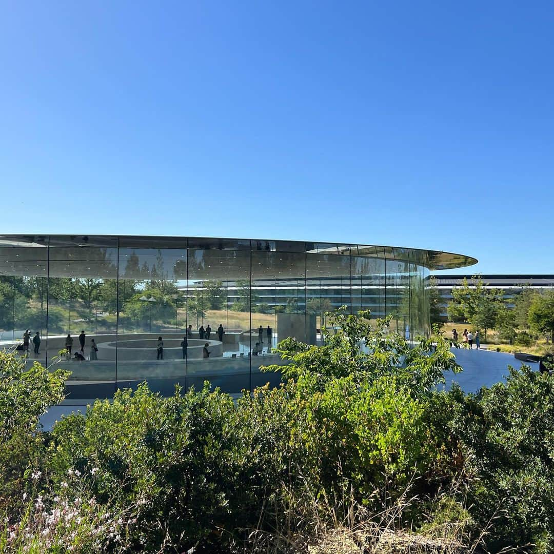 林信行さんのインスタグラム写真 - (林信行Instagram)「I have visited Apple Park (Apple HQ) for #WWDC22 !  コロナ禍に入ってから２年半ぶりに訪れた海外はカリフォルニア州Cupertino市のApple Park=アップル本社。 (Milan Design Week参加の方々、ミラノでお会いできず申し訳ありません。また来年！)  これまで写真撮影禁止だったFoster+Partners建築のRing Building（リング状の本社ビル）が30年以上通っているWorldwide Developers Conferenceの会場となり開放され写真撮影もokでした！  ビデオ上映という形で行われたWWDC基調講演会場には、広島県のマルニ木工がアップルに納品した6000脚のHiroshima Chairの一部が並べられており壮観でした。  WWDCイベントではiOS、iPadOS、watchOSそしてmacOSの最新版の詳細を発表。 さらにはMac人気をかつてないほど引き上げたアップル社製プロセッサの２世代目「M2」と、それを搭載した新MacBook Airも発表されました。  会場では３年近く会っていなかったアップル社の重役や、海外の開発者友達とも久しぶりに再会できました。  現在、ITmedia PCUSER他の記事を鋭意製作中です。  しばらくそのままお待ちください…  #ApplePark #WWDC22」6月8日 5時49分 - nobihaya