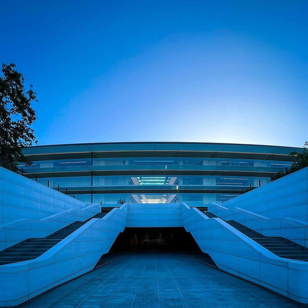 林信行さんのインスタグラム写真 - (林信行Instagram)「I have visited Apple Park (Apple HQ) for #WWDC22 !  コロナ禍に入ってから２年半ぶりに訪れた海外はカリフォルニア州Cupertino市のApple Park=アップル本社。 (Milan Design Week参加の方々、ミラノでお会いできず申し訳ありません。また来年！)  これまで写真撮影禁止だったFoster+Partners建築のRing Building（リング状の本社ビル）が30年以上通っているWorldwide Developers Conferenceの会場となり開放され写真撮影もokでした！  ビデオ上映という形で行われたWWDC基調講演会場には、広島県のマルニ木工がアップルに納品した6000脚のHiroshima Chairの一部が並べられており壮観でした。  WWDCイベントではiOS、iPadOS、watchOSそしてmacOSの最新版の詳細を発表。 さらにはMac人気をかつてないほど引き上げたアップル社製プロセッサの２世代目「M2」と、それを搭載した新MacBook Airも発表されました。  会場では３年近く会っていなかったアップル社の重役や、海外の開発者友達とも久しぶりに再会できました。  現在、ITmedia PCUSER他の記事を鋭意製作中です。  しばらくそのままお待ちください…  #ApplePark #WWDC22」6月8日 5時49分 - nobihaya