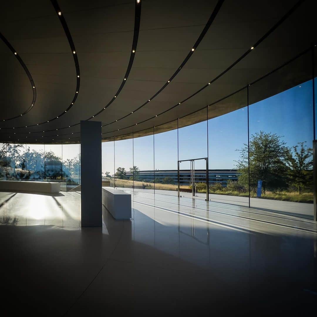 林信行さんのインスタグラム写真 - (林信行Instagram)「I have visited Apple Park (Apple HQ) for #WWDC22 !  コロナ禍に入ってから２年半ぶりに訪れた海外はカリフォルニア州Cupertino市のApple Park=アップル本社。 (Milan Design Week参加の方々、ミラノでお会いできず申し訳ありません。また来年！)  これまで写真撮影禁止だったFoster+Partners建築のRing Building（リング状の本社ビル）が30年以上通っているWorldwide Developers Conferenceの会場となり開放され写真撮影もokでした！  ビデオ上映という形で行われたWWDC基調講演会場には、広島県のマルニ木工がアップルに納品した6000脚のHiroshima Chairの一部が並べられており壮観でした。  WWDCイベントではiOS、iPadOS、watchOSそしてmacOSの最新版の詳細を発表。 さらにはMac人気をかつてないほど引き上げたアップル社製プロセッサの２世代目「M2」と、それを搭載した新MacBook Airも発表されました。  会場では３年近く会っていなかったアップル社の重役や、海外の開発者友達とも久しぶりに再会できました。  現在、ITmedia PCUSER他の記事を鋭意製作中です。  しばらくそのままお待ちください…  #ApplePark #WWDC22」6月8日 5時49分 - nobihaya