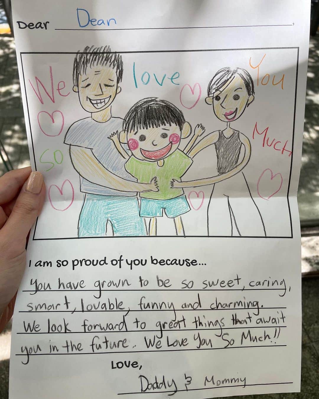 のインスタグラム：「We love you so much 😘🙌 渾身の絵。 こんな絵なのに下書き何回したんだろうか💁🏻‍♀️ パパと一緒に書いたこのDEANへの手紙には愛がめっためた詰まってるのよ🥰  #love」