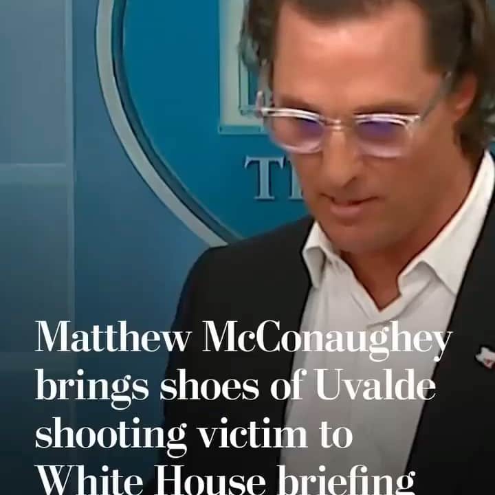 ジェニファー・グレイのインスタグラム：「what’s it gonna take? 💔💔💔💔💔💔💔💔  Repost from @curtisleejamie • I N F L U E N C E R  @officiallymcconaughey COMMON SENSE GUN LEGISLATION #Repost @washingtonpost ・・・ Matthew McConaughey made a surprise appearance during Tuesday’s White House briefing to call for gun safety measures following the school shooting in his hometown of Uvalde, Tex.  “We need responsible gun ownership,” the actor pleaded, citing background checks and red flag laws as potential reforms.  McConaughey was joined by his wife, Camila, during the briefing, who held the shoes of Maite Rodriguez, one of the Uvalde shooting victims.  “These are the same green Converse on her feet that turned out to be the only clear evidence that could identify her after the shooting,” McConaughey said before pounding his fist on the lectern.」