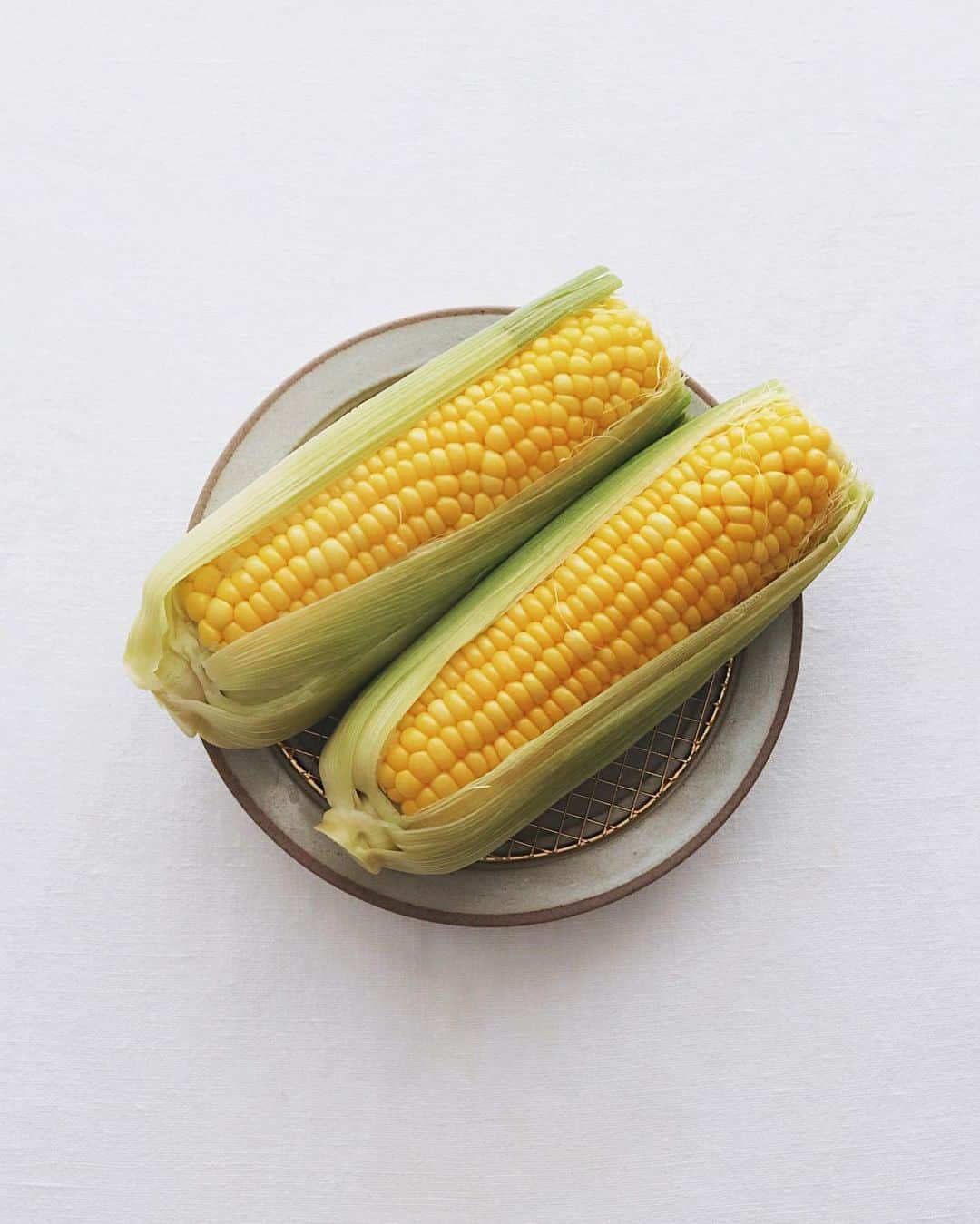 樋口正樹のインスタグラム：「sweet corn 🌽 . 今朝はトウモロコシで、 この夏の初茹での２本。 普通に茹でそのままで。 . ２枚目は過去モロコシ。 ツイッターに待ち受け サイズをあげときます🌽 . . #トウモロコシ #とうもろこし #ゴールドラッシュ #玉蜀黍 #sweetcorn #🌽」