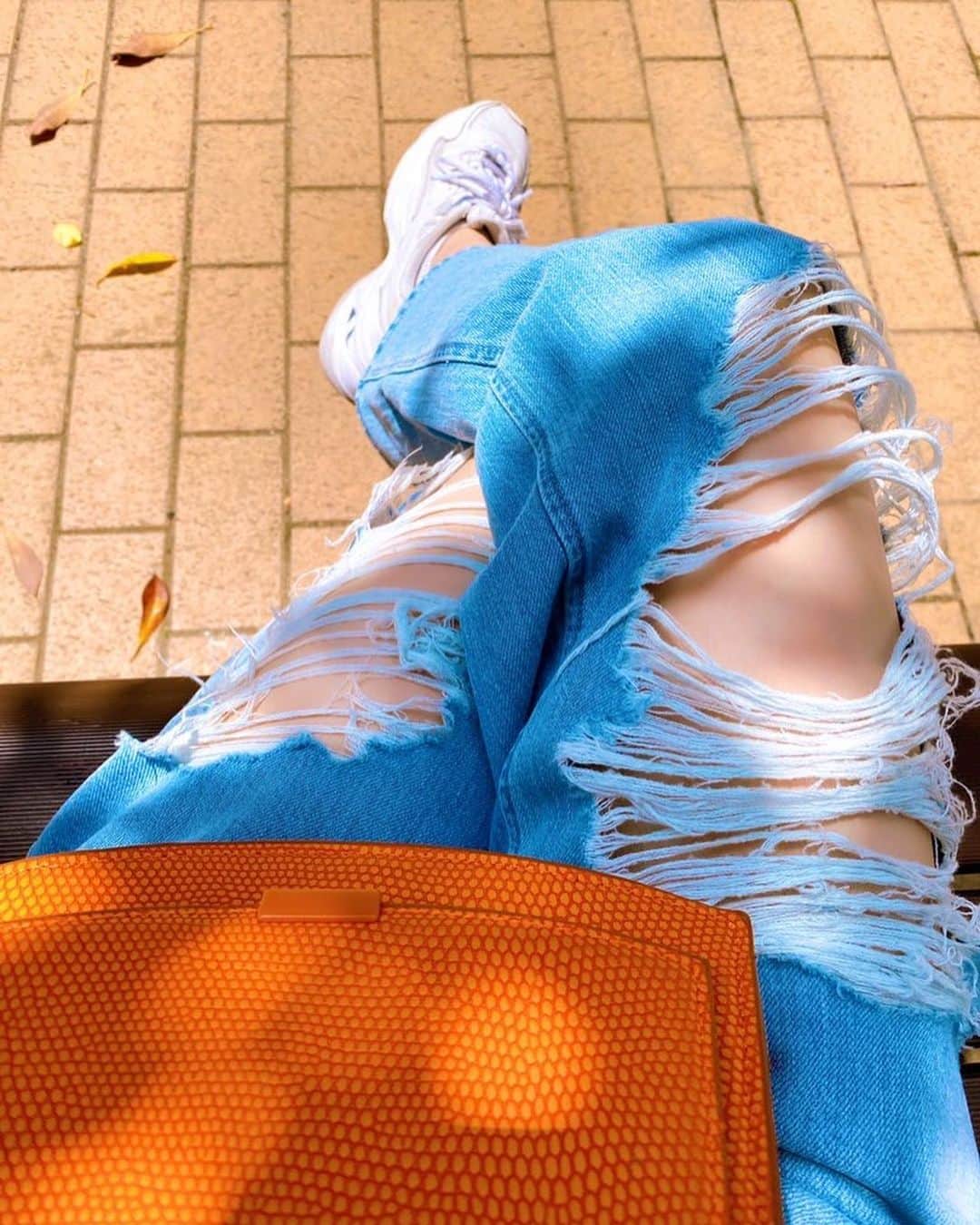 伊瀬茉莉也のインスタグラム：「🗼  梅雨入り前の爽やかな晴れの日🌞 お散歩日和でした🚶‍♀️  #お祖母ちゃん家に履いてっちゃ🙅‍♀️　 #ジーンズ  #ズタボロ具合とダボっと感　 #可愛い💕　 @gu_for_all_ だよ✌️」
