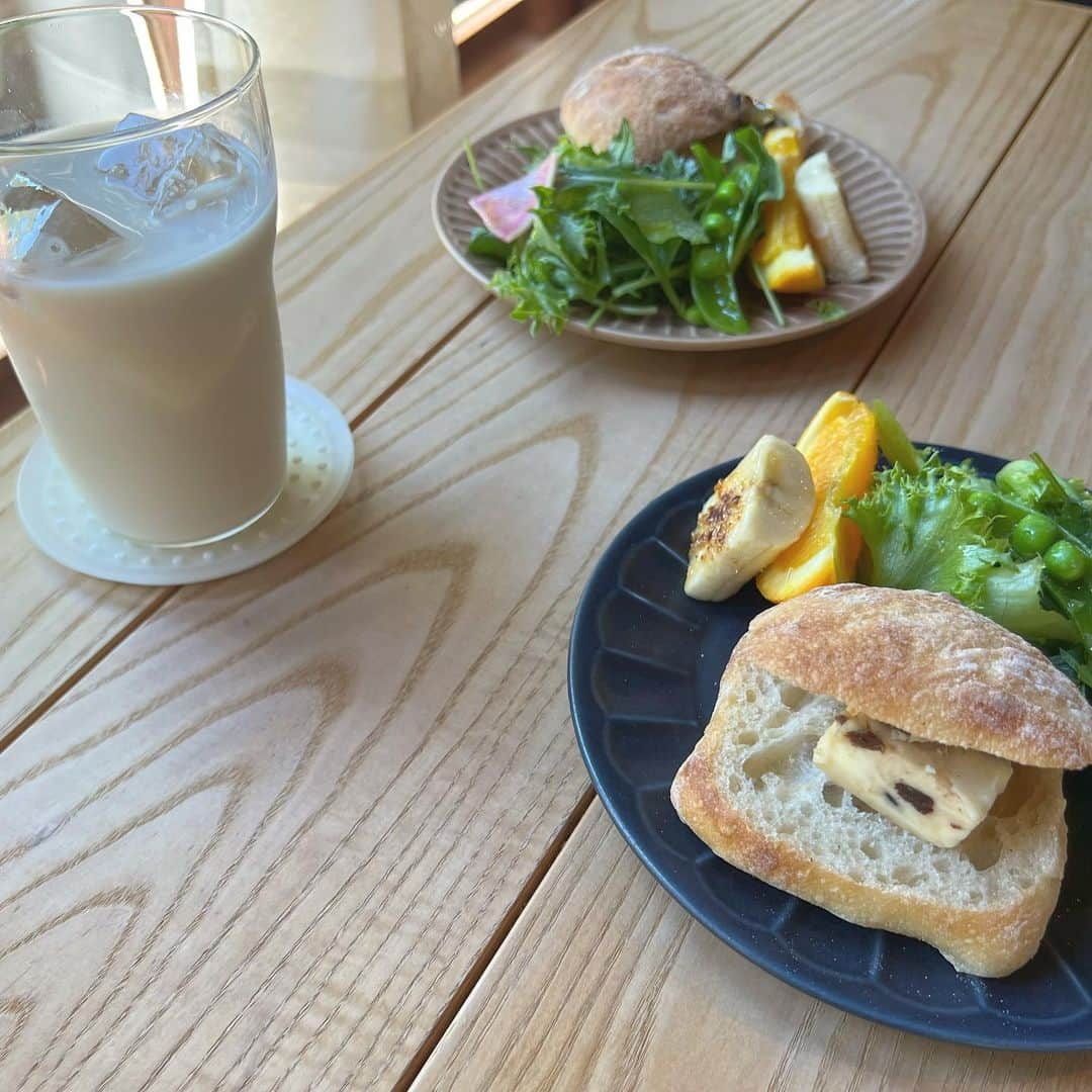 服部有菜さんのインスタグラム写真 - (服部有菜Instagram)「#山脈 さんのモーニング🍞☕️ モンブランが有名なんですが、モーニングも気になってお邪魔しました！  私はラムレーズンバターとローストティーラテ 母はレモンハーブバター(季節限定)とコーヒー  ローストティーラテはほうじ茶で、とっっても美味しかったです…… ほうじ茶ラテ好きな私にとってはランキング上位です。笑 パンも美味しくて、ラムレーズンバターのしょっぱさが癖になる…… 山脈さんのモーニング通います🥺 . . #岐阜 #岐阜カフェ #岐阜モーニング」6月8日 9時00分 - yuna__0330.48