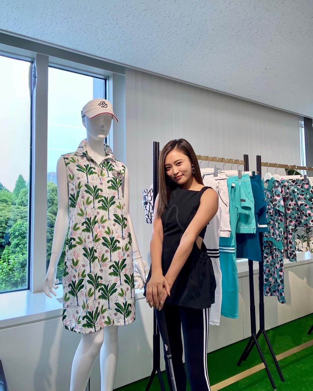 小島瑠璃子のインスタグラム：「⛳️ PINKY GOLF✨ トルソーのものを注文しました。 早く着たい💕」