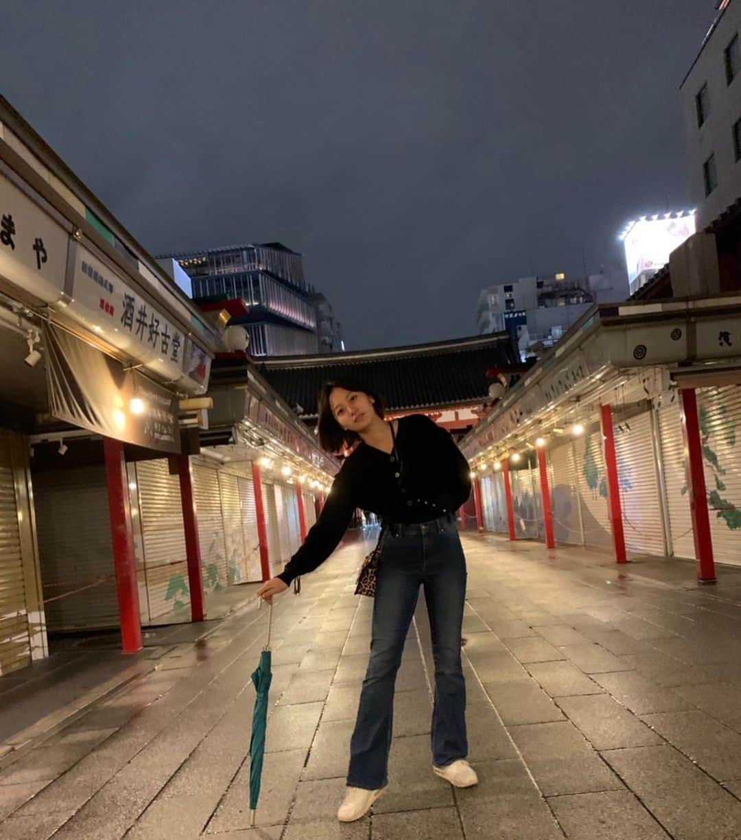工藤綾乃のインスタグラム：「この間の通り道だったんですが 人の少ない仲見世通りは良いですね。 この日は熱い話が出来ました。 ありがたき1日、感謝！」