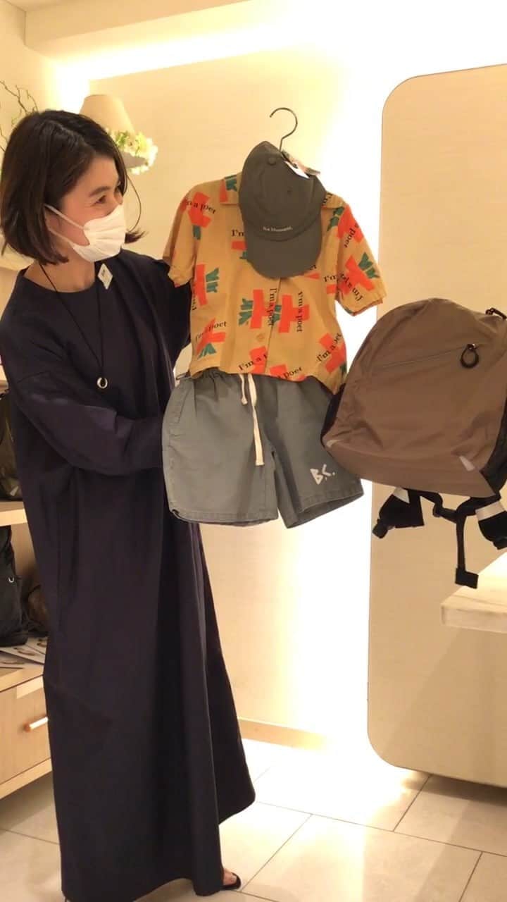 上村若菜のインスタグラム：「伊勢丹新宿店よりLIVE配信しました✨ . 本日からStartしてます🚩 伊勢丹新宿店にてGreishのPOP UP SHOPがOPEN✨  今回のインスタLiveでは、Wsac＋miniの機能性と、the Moment. Cap 伊勢丹別注カラー、それぞれのコーディネートのご提案をしています✨  the Moment.Capは三越伊勢丹オンラインでも同時発売中✨ ぜひチェックしてみてください。  6/12(日)11時〜16時くらいまでディレクター上村も店頭に立つ予定です。  お近くの方は遊びに来てくださいね✨  ↓  Greish POP UP SHOP @isetan_shinjuku_baby_and_kids   《日程》 6/8(水)〜6/21(火)まで  《場所》 伊勢丹 新宿店 本館6F  リ・スタイル キッズ  《展開アイテム》 ⚫︎Wsac＋ ⚫︎Common sac ⚫︎Wsac＋ mini ⚫︎the Moment.cap✨POP UP期間中のみの数量限定販売。伊勢丹限定カラーのライトグレーも限定でご用意しています。  Greishのアイテムを店頭にて5500円以上お買い上げいただいた方、先着30名さまにオリジナルエコバッグをプレゼント致します。  ぜひこの機会にご覧くださいませ。  ※詳しくは伊勢丹6F リ・スタイル キッズ 売り場にお問合せください。 （代表 03-3352-1111）  三越伊勢丹リモートショッピングアプリでのチャットやビデオ接客などでもお問合せが可能とのことですので、ぜひ活用してみてくださいね。  #greish #伊勢丹新宿店 #キッズリュック #マザーズバッグ  #マザーズリュック」