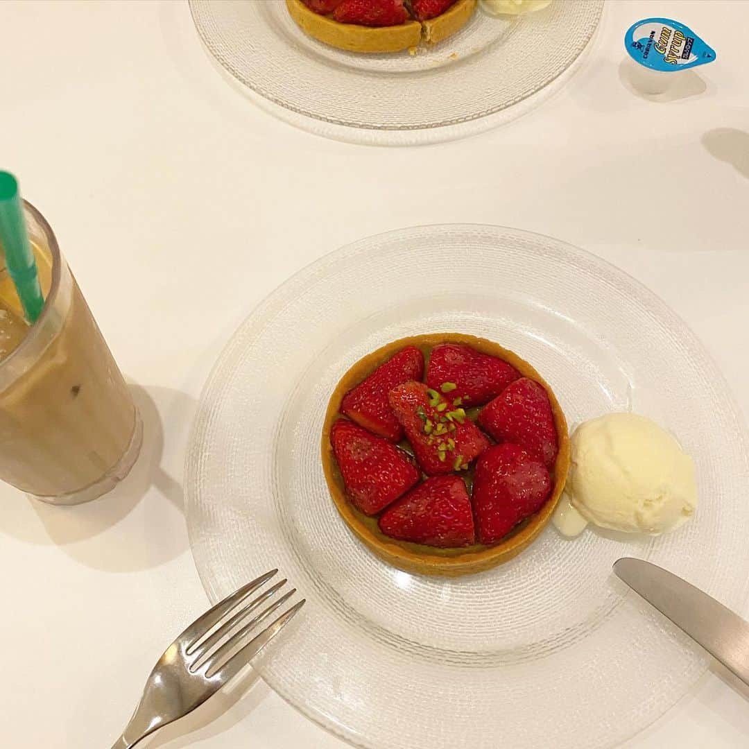 夏焼雅のインスタグラム：「🍨🤍🫖🍽  It was delicious.🍓  clothes▶︎ @amerivintage  ・MEDI 2WAY CURTAIN ROMPERS 昨日の投稿でご紹介したけどこんな感じです❤︎」
