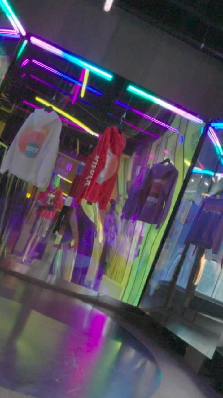 ジャスティン・ビーバーのインスタグラム：「JUSTICE TOUR BIEBER MERCH POP UP 🎥: @rorykramer x @evanpaterakis」
