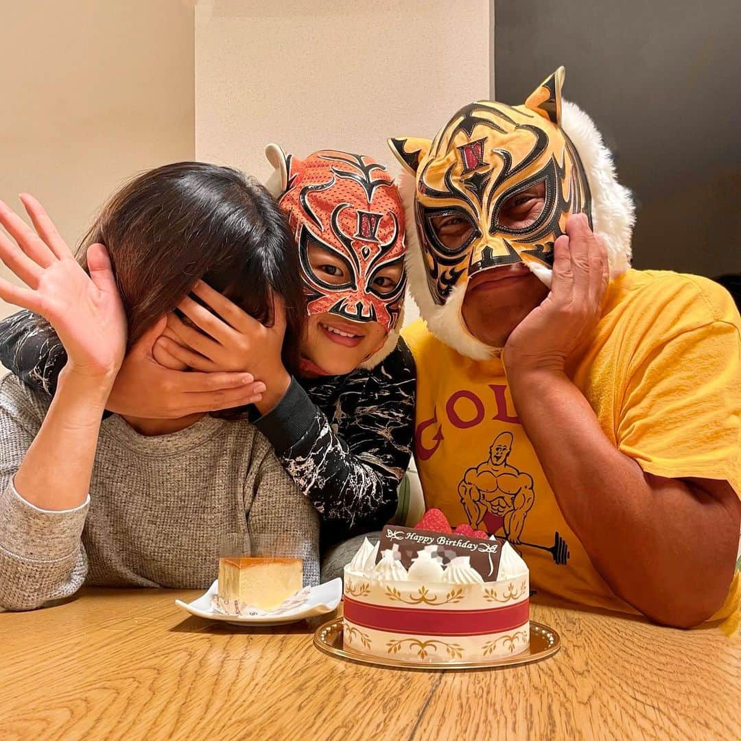 タイガーマスクさんのインスタグラム写真 - (タイガーマスクInstagram)「今日8日は、私の奥さんの永遠の'24歳'の😁誕生日🎉 歳なんてど〜でも良い。楽しく健康ならばそれで良い😊 食事の後にはささやかなケーキを食べ、各自で用意したプレゼントをあげて❗️ でも、一番喜んでたのは何故か次男坊でした😁 #タイガーマスク #tigermask #njpw #誕生日 #チビ虎」6月8日 22時26分 - tigermask.njpw_official