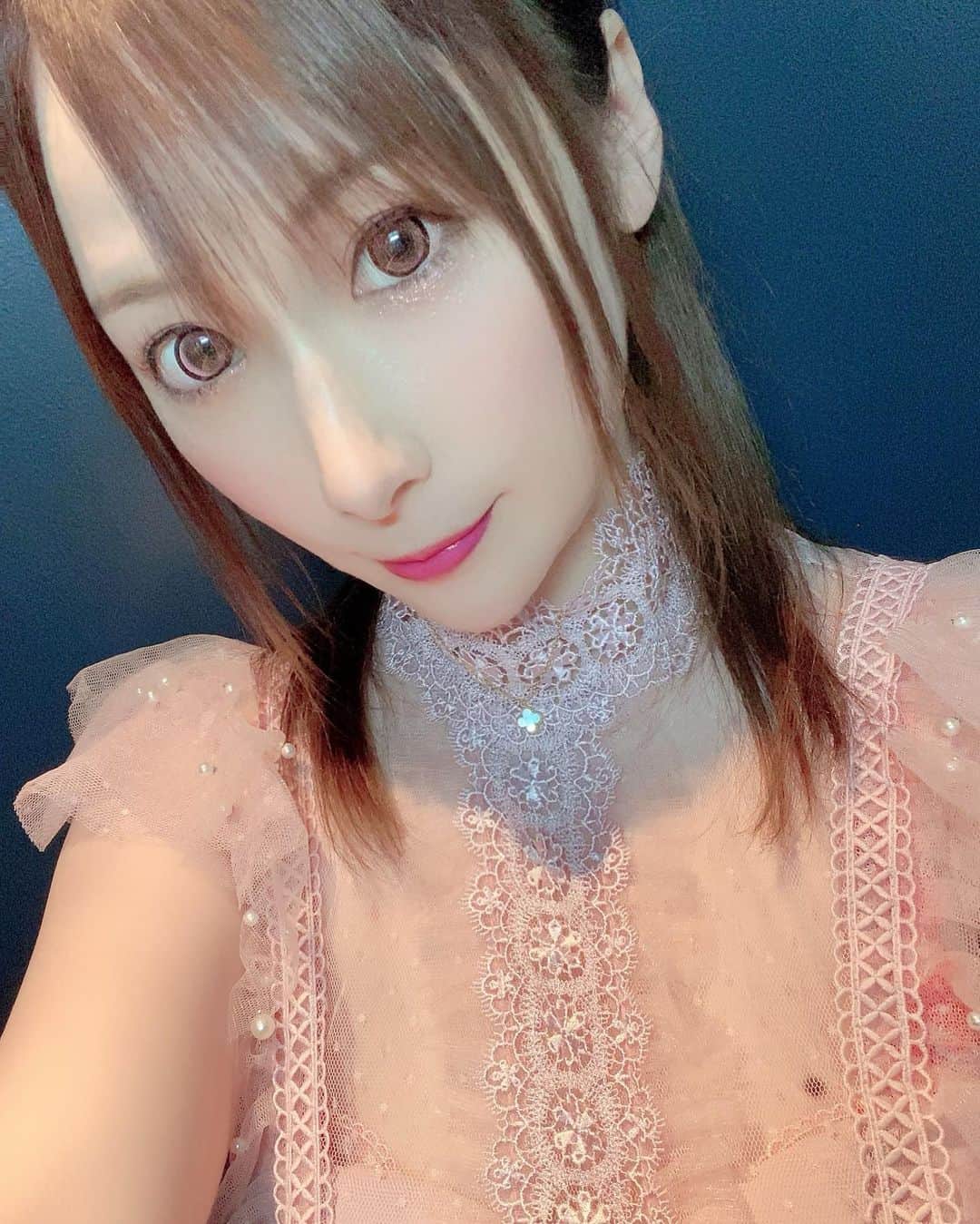 橋本れいかのインスタグラム：「.  お久しぶりの方も、初めましての方も こんばんは♡  橋本れいかです！れいか先生です！ 本物です！笑  AVを引退してから１年経ちました。 作品を見てくださったり、現役時代に応援してくださったファンの皆さまには感謝の気持ちでいっぱいです。ありがとう♡  引退してから１年間の間にいろいろあってSNSやめちゃってたのですが… またマイペースに更新しよかなと思ってます📷  なのでフォロワーさん帰ってきてー！笑 またいいねやコメント等、反応ください♡  今は、六本木のAVキャバクラ レッドドラゴンで会えます🍸☆ 近状報告もインスタでこれからするね！  わたしは元気だよっ⸜(*ˊᵕˋ*)⸝‬  ୨୧┈┈┈┈┈┈┈┈┈┈┈┈┈┈୨୧  #橋本れいか #れいか先生 #レッドドラゴン #RedDragon #六本木 #キャバクラ #ドレス #ただいま #フォローしてね ♡♡」